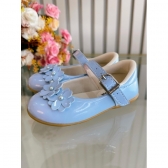 Sapatinho Azul Verniz C/ Aplique de Florzinhas Batizado