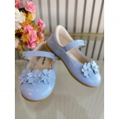 Sapatinho Azul Verniz C/ Aplique de Florzinhas Batizado
