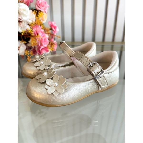 Sapatinho Dourado Fosco C/ Aplique de Florzinhas Batizado