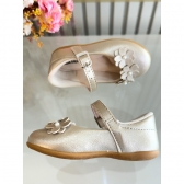 Sapatinho Dourado Fosco C/ Aplique de Florzinhas Batizado